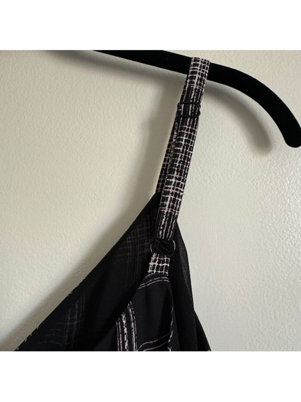 White House Black Market V-Neck Camisole Blouse, Black Plaid, Size 6 - Picture 5 of 11